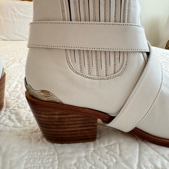 Western ankle leather boot. Detachable metal buckle harness. - Picture 5 of 15